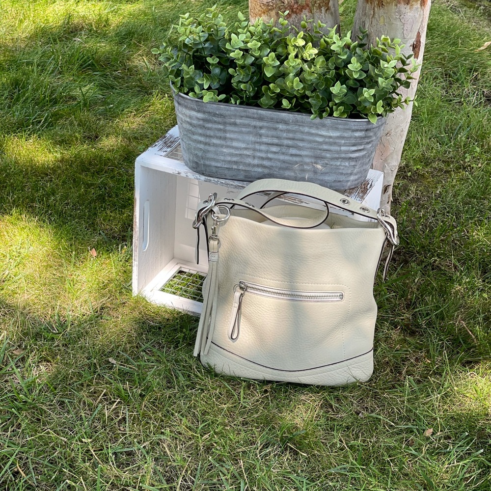 Authentic Vintage Coach Pebbled leather crossbody- cream